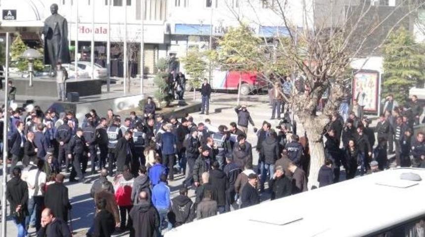 İşten &Ccedil;ıkarılan 34 Kişi, Eylem Yapınca G&ouml;zaltına Alındı