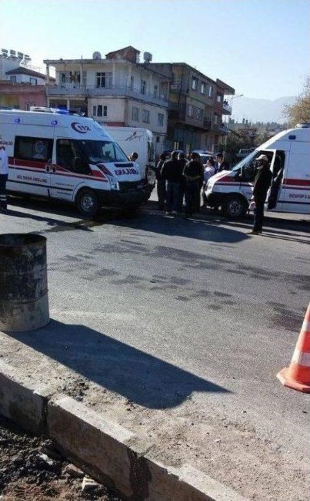 Ambulansla Minibüs Çarpıştı