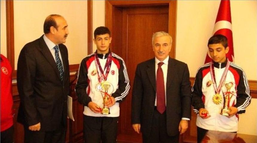 Balkan Şampiyonu Sporculardan Vali S&uuml;leyman Kam&ccedil;ı&rsquo;ya Ziyaret