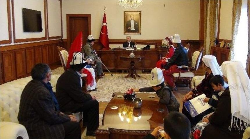 Kırgızlardan Vali S&uuml;leyman Kam&ccedil;ı&rsquo;ya Ziyaret