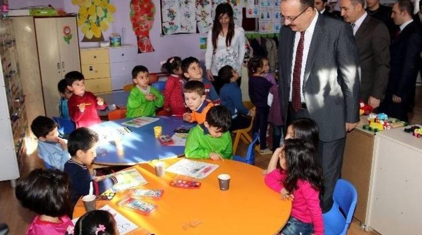 Vali Canbolat &Ouml;ğrencileri Ziyaret Etti