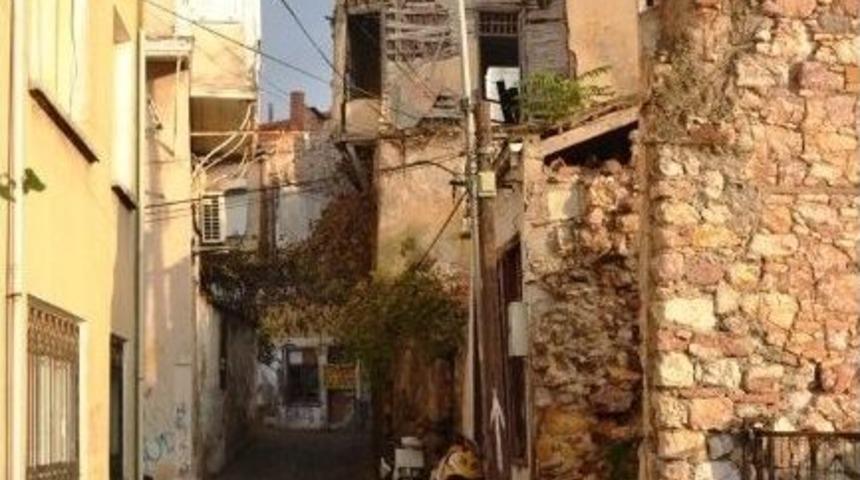 Yıkılmaya Y&uuml;z Tutmuş Binalar Korkutuyor