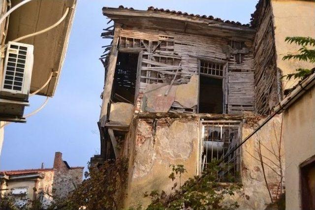 Yıkılmaya Y&uuml;z Tutmuş Binalar Korkutuyor 1
