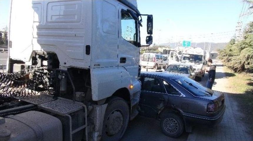 Tır İle Otomobil &Ccedil;arpıştı: 1 Yaralı