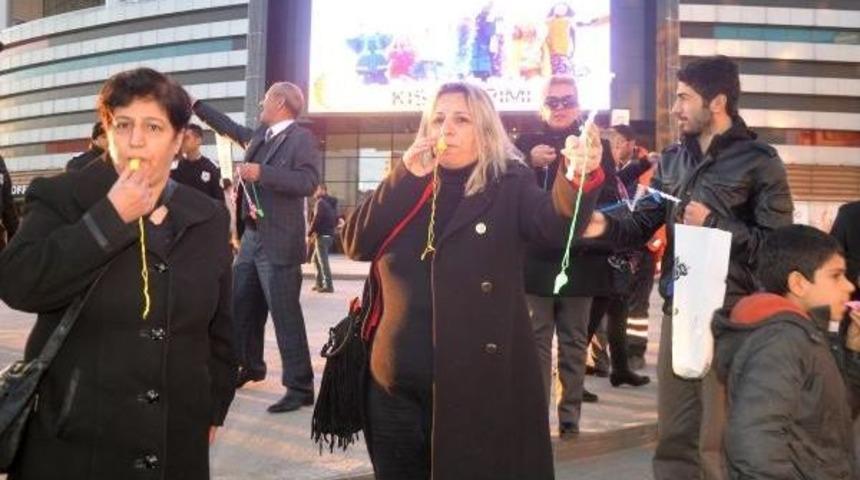 Diyarbakır'da Chp 17-25 Aralık Eyleminde D&uuml;d&uuml;k Dağıttı