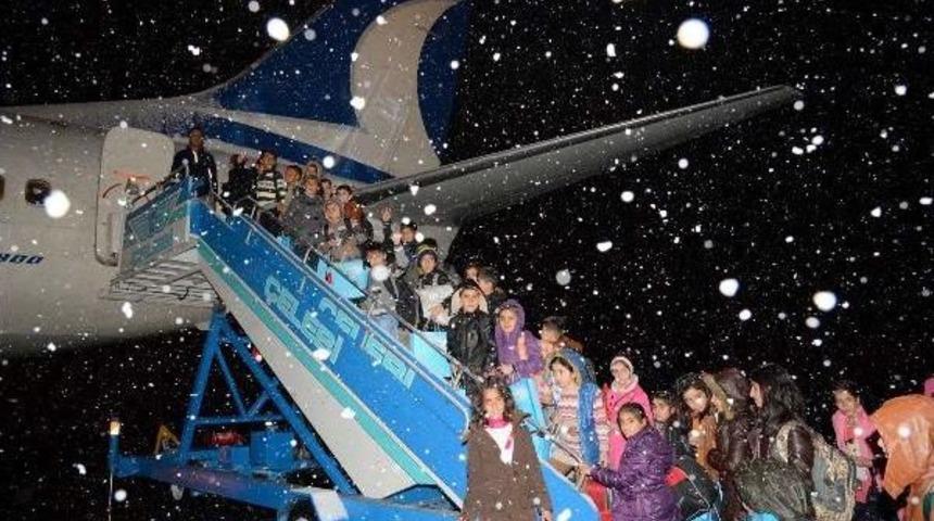 Hakkarili &Ccedil;ocukların İlk U&ccedil;ağa Binme Sevinci