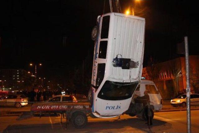 Kırmızı Işıkta Geçip Ekip Otosuna Çarptı, 2 Polisi Yaraladı