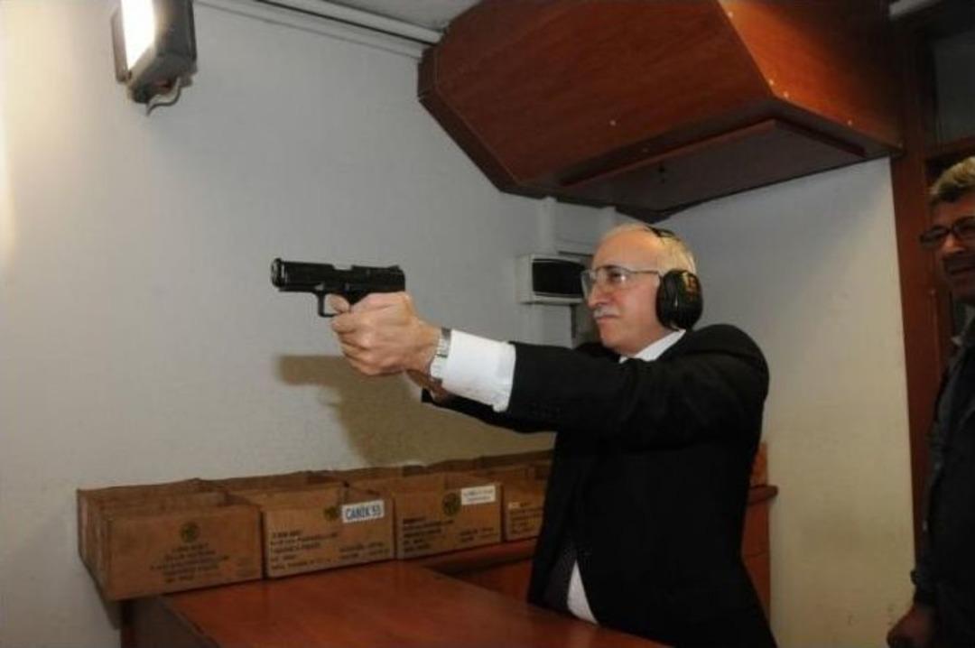 Vali Şahin Silahla Deneme Atışı Yaptı