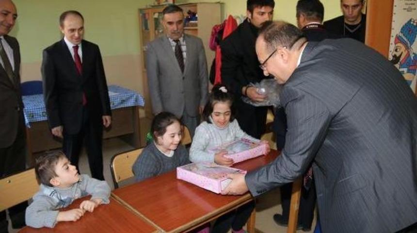 Hakkari Valisi &Ouml;ğrencileri Ziyaret Etti