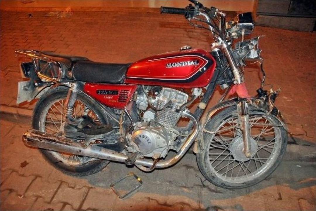 Motosiklet Otomobile &Ccedil;arptı: 1 Yaralı
