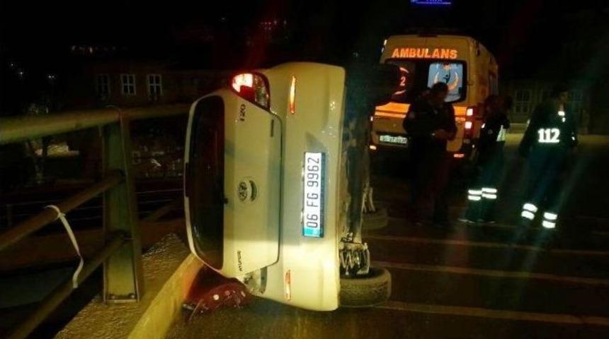 Virajı Alamayan Otomobil Devrildi