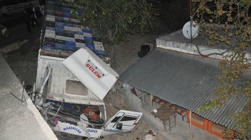 Adana&rsquo;da Boş Kasa Y&uuml;kl&uuml; Kamyon Şarampole D&uuml;şt&uuml;