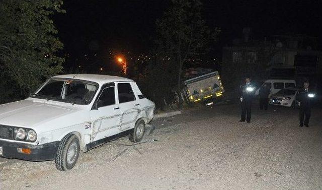 Adana’da Boş Kasa Yüklü Kamyon Şarampole Düştü