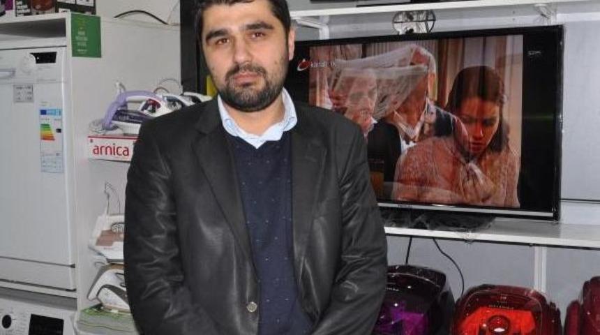 Mağaza &Ouml;n&uuml;nden Televizyon Hırsızlığı Kamerada