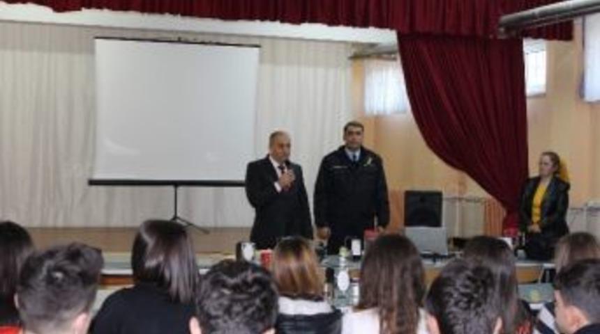 Amasya Polisi Liselileri Siber Su&ccedil;lara Karşı Bilgilendirdi