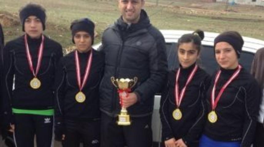 Siirt&rsquo;te Liseli Kızlar Arası Atletizm Yarışmaları D&uuml;zenlendi