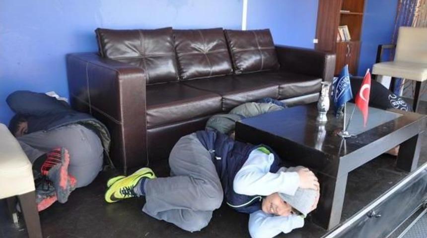 Deprem Sim&uuml;lat&ouml;r Tır'ında Uygulamalı Eğitim