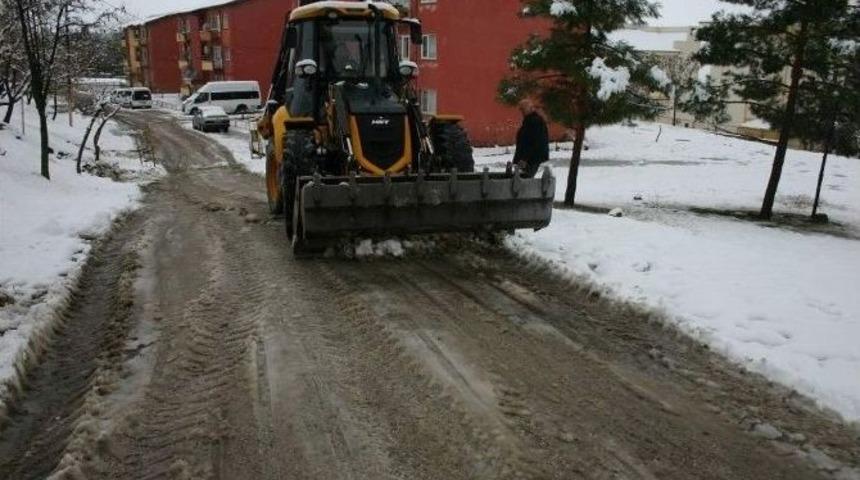 Siirt Belediyesi Karla M&uuml;cadele &Ccedil;alışmalarına Devam Ediyor