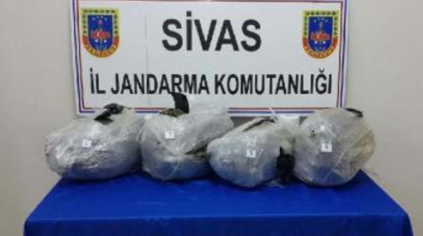 G&uuml;r&uuml;n'de 20 Kilo Esrar Ele Ge&ccedil;irildi