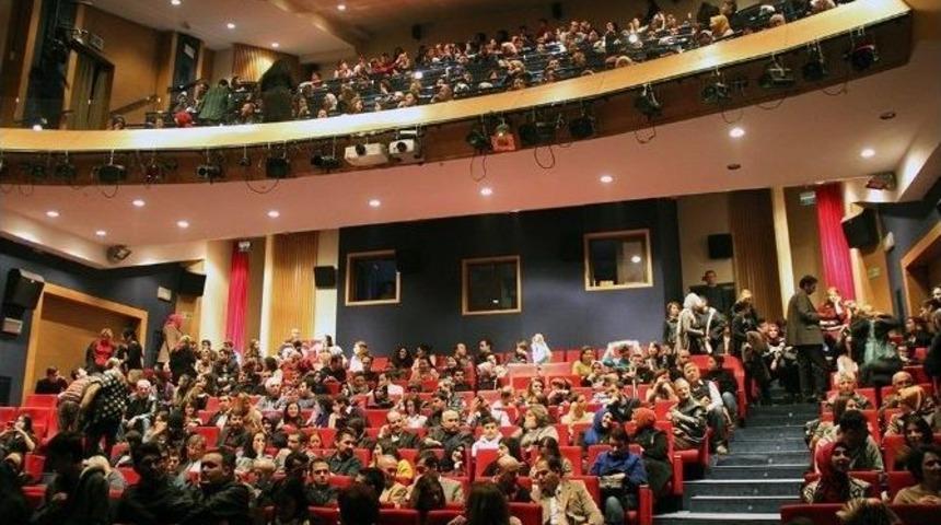 &lsquo;nereye&rsquo; İsimli Tiyatro Oyunu Akm&rsquo;de Sahnelendi