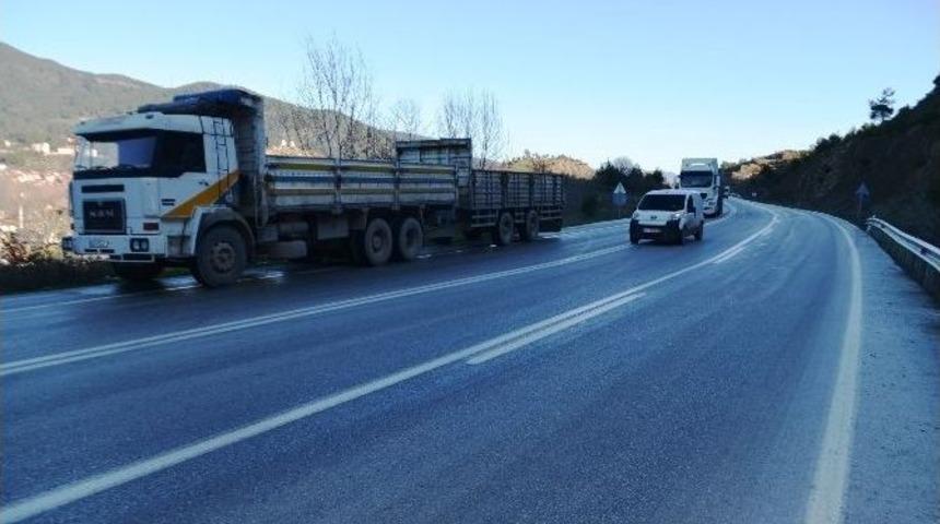 Taraklı Yolunda Buzlanma Nedeniyle Trafik Kazaları Meydana Geldi