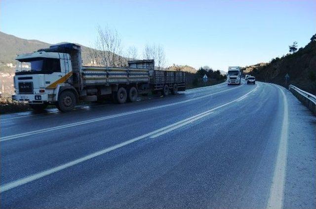 Taraklı Yolunda Buzlanma Nedeniyle Trafik Kazaları Meydana Geldi