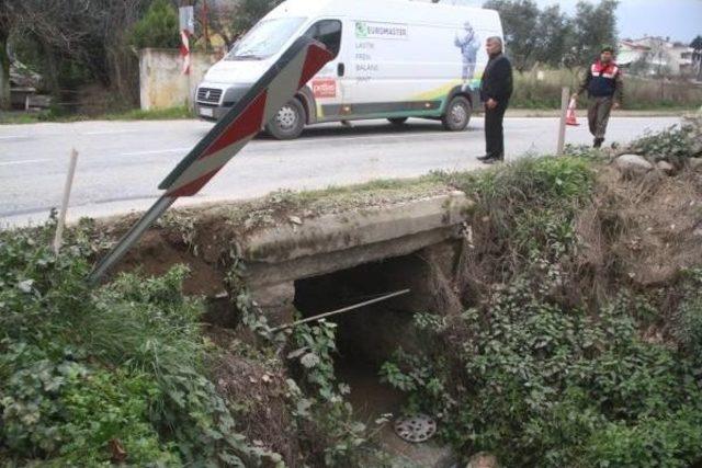 Otomobilin Çarpması Sonucu Dereye Uçan Yaya Yaşamını Yitirdi