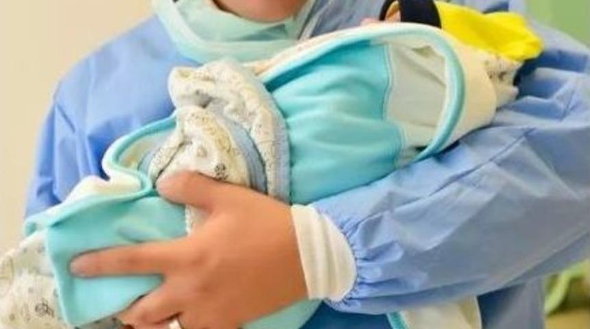 Oğlunun Doğum Fotoğraflarını &Ccedil;ekti