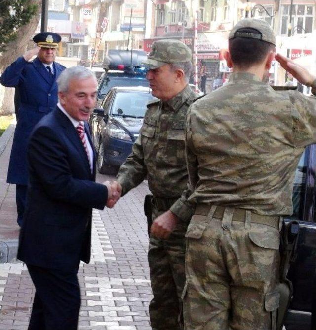 Kara Kuvvetleri Komutanı Orgeneral Hulusi Akar, Vali Süleyman Kamçı’yı Ziyaret Etti