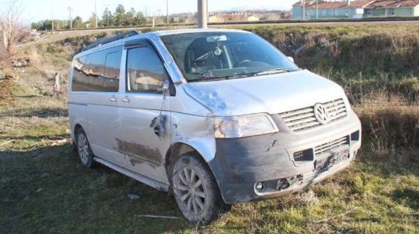 Minib&uuml;s Yol Kenarında Tel &Ouml;rg&uuml;ye &Ccedil;arptı: 3 Yaralı