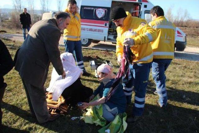 Minibüs Yol Kenarında Tel Örgüye Çarptı: 3 Yaralı