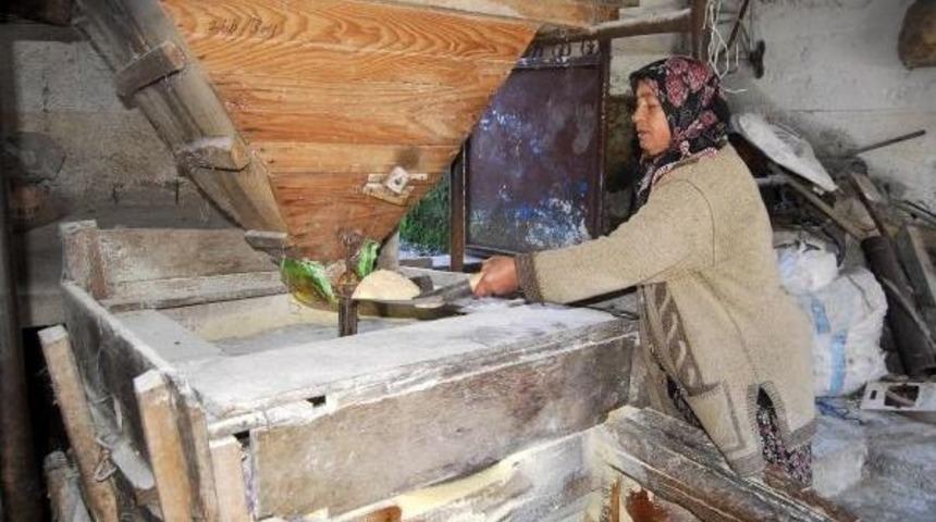 Dede Yadigarı Değirmeni &Ccedil;alıştırıyor