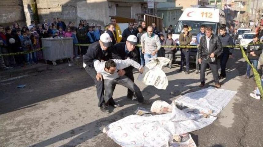 Kamyonetin &Ccedil;arptığı 6 Yaşındaki Oğlunun Cesedi Başında Kriz Ge&ccedil;irdi