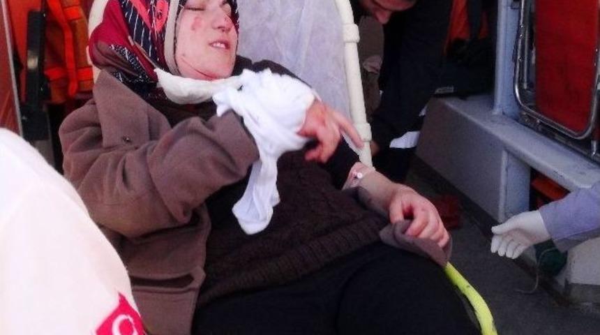 Eski Karısının Adliye &Ccedil;ıkışında Boğazını Ve Kolunu Kesti