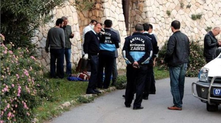 Yol Kenarında Erkek Cesedi Bulundu