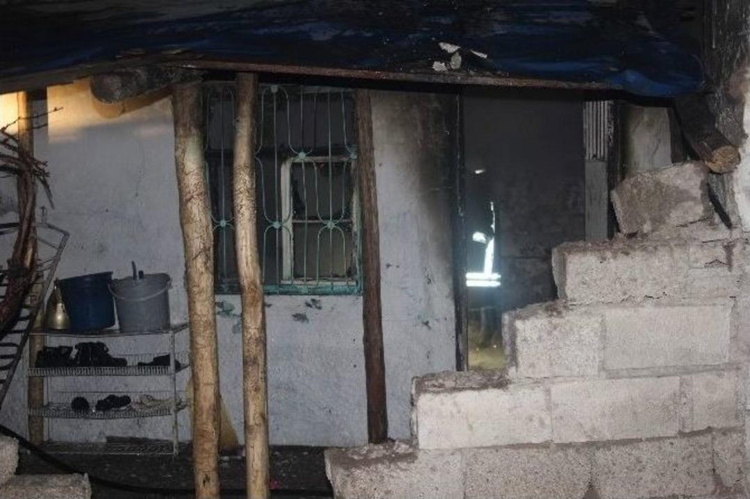 &Ccedil;ocuğunu Yangından Kurtarmaya &Ccedil;alışırken Yaralandı