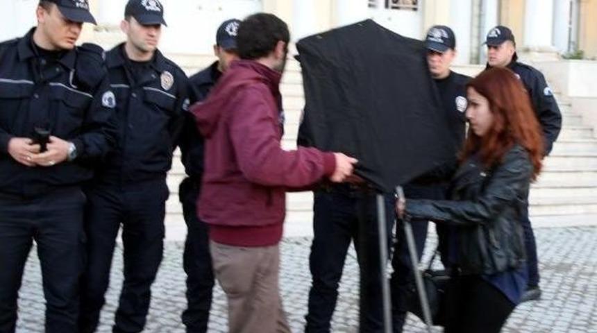 Liseli Gencin Tutuklanması, İzmir'de Protesto Edildi