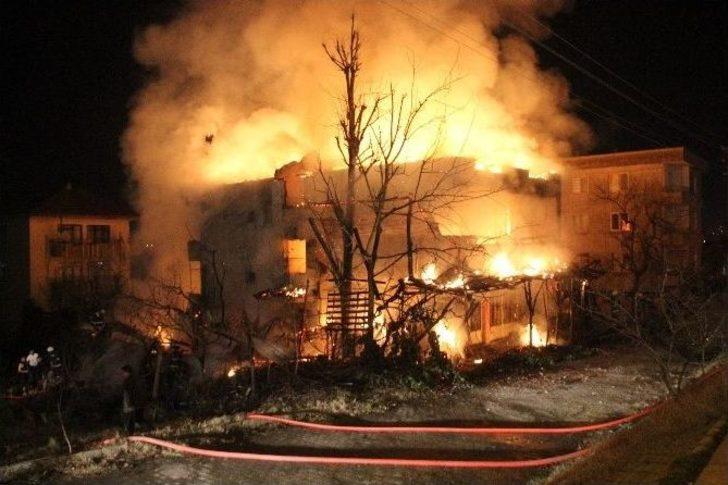 İki Katlı Bina Alev Alev Yandı G1