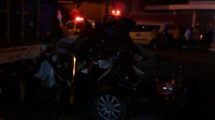 Otomobil, Kırmızı Işıkta Bekleyen Tır'a Çarptı: 5 Ölü