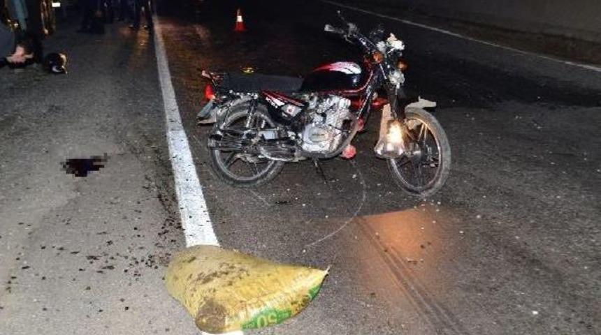 Motosiklet Park Halindeki Kamyona &Ccedil;arptı: 1 Ağır Yaralı