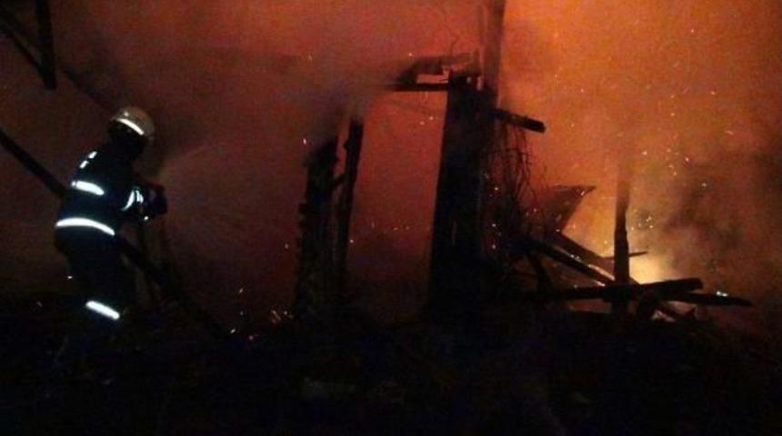 Alev Alev Yanan Ev Mahalleliyi Sokağa D&ouml;kt&uuml;