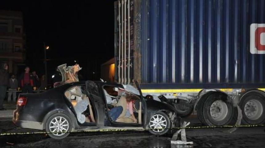 Otomobil, Kırmızı Işıkta Bekleyen Tır'a &Ccedil;arptı: 5 &Ouml;l&uuml; (2)