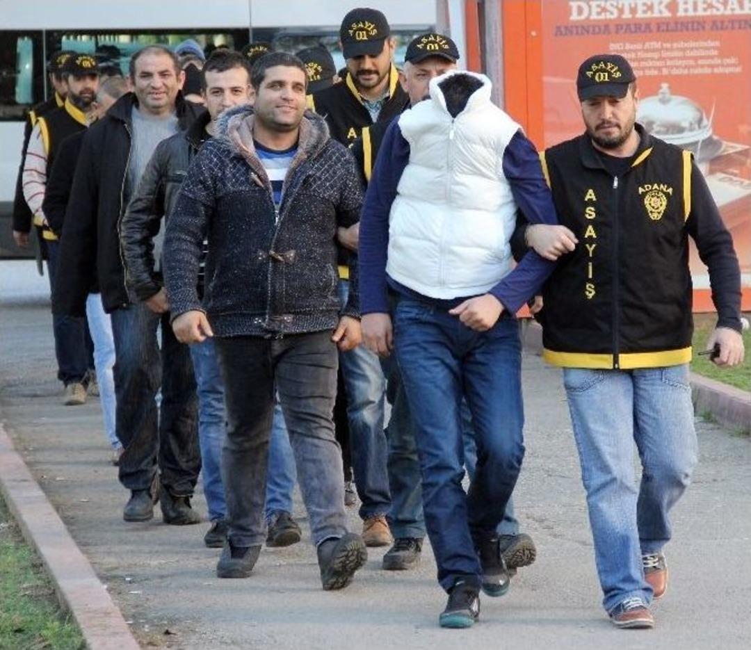 Tombala Oynanan Parti Binasına Polis Duvarı Delip Girdi