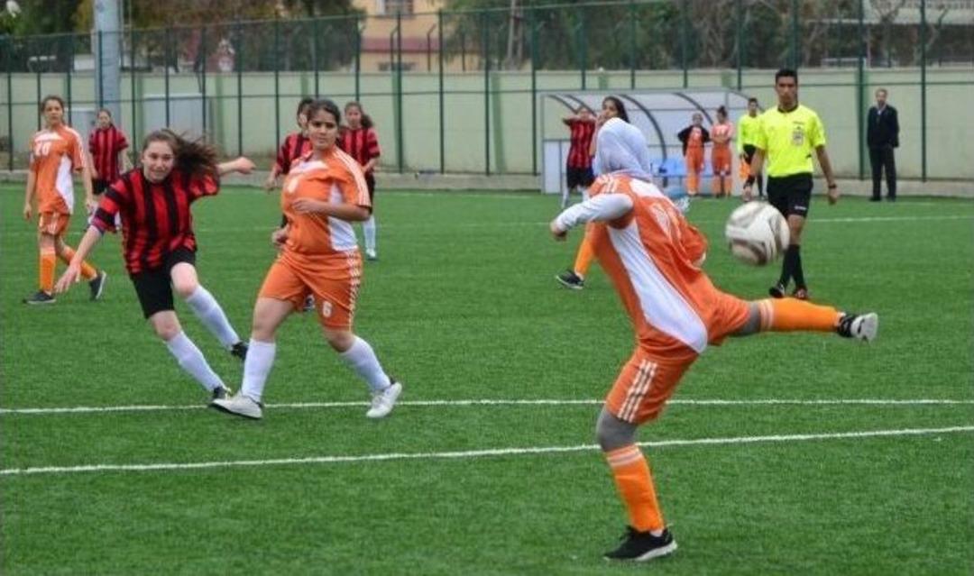 Adana&rsquo;da Okullarası Gen&ccedil; Kızlar Futbol M&uuml;sabakaları