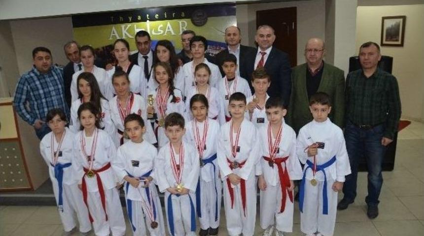 Akhisarlı Taekwondocular Elde Ettiği Başarıları Kutladı