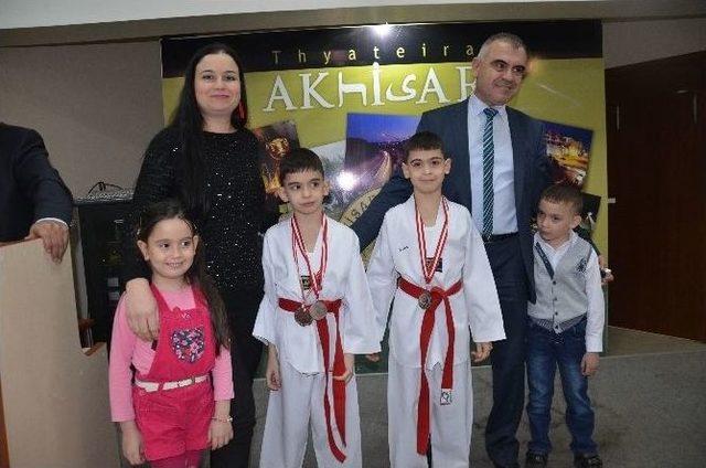 Akhisarlı Taekwondocular Elde Ettiği Başarıları Kutladı