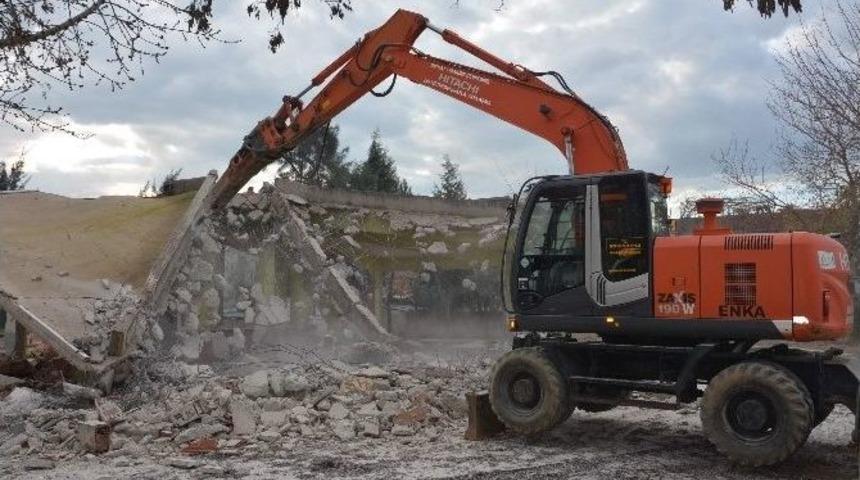 Efeler&rsquo;de Metruk Bina Yıkıldı