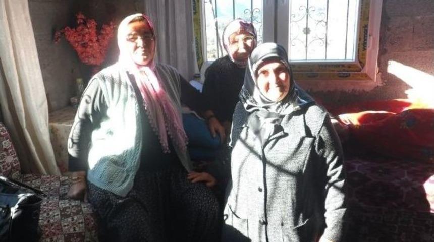 Mhp&rsquo;li Kadınlardan Yaşlı Kadına Tekerlekli Sandalye