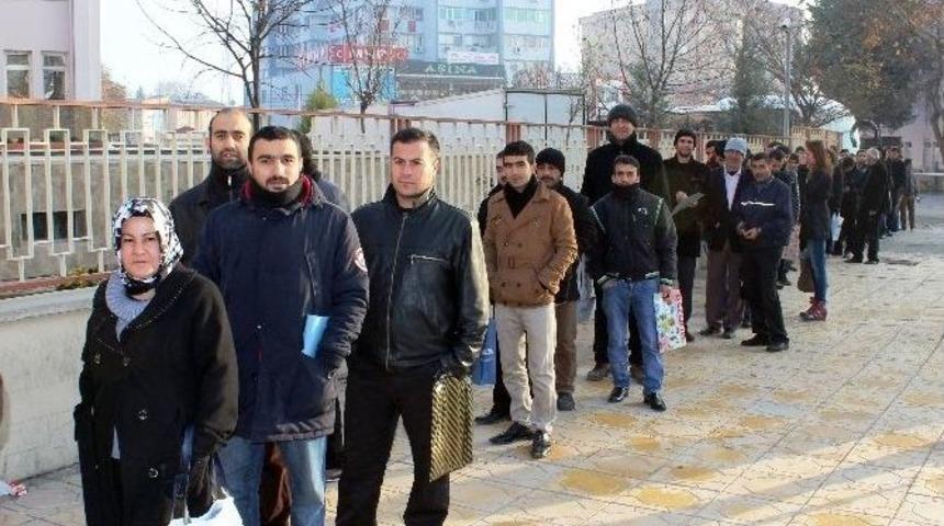 &lsquo;ekmek&rsquo; Kuyruğu Değil &lsquo;ehliyet&rsquo; Kuyruğu