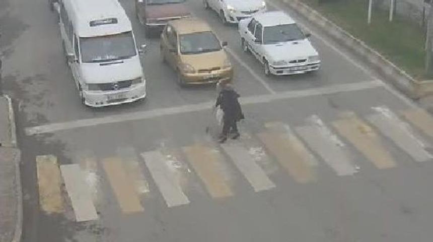 Aracından İnen Kadın, Yaşlı Adamı Yolun Karşısına Ge&ccedil;irdi